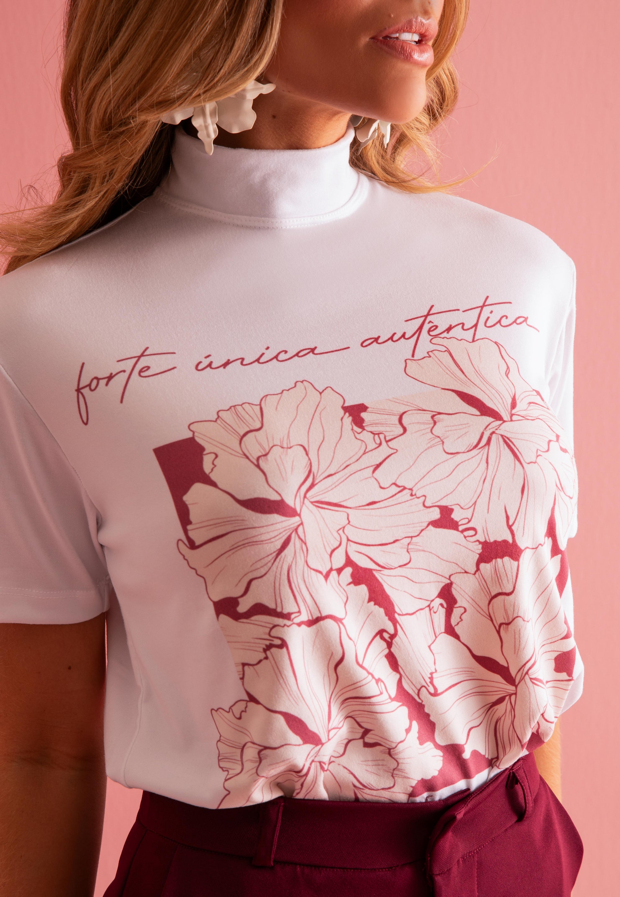 T-Shirt Manifesto Helena | Gola Alta e Algodão Premium